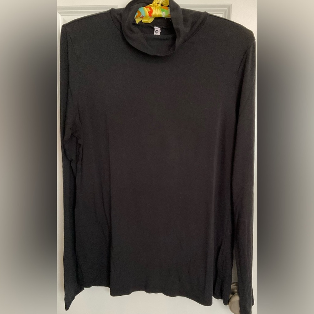 Leo & Nicole Black Long Sleeve Top